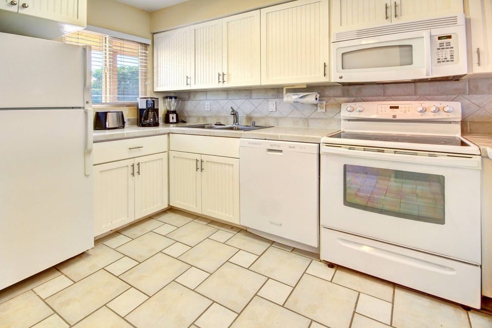Full sized appliances with tons of cabinet space