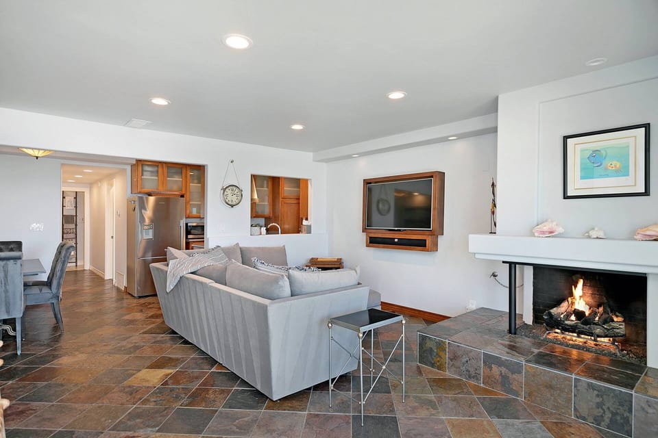 Living room and dining table - STR14-0091