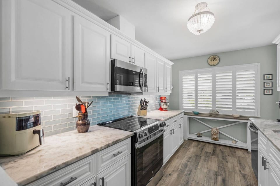 Newly updated with brand new appliances!