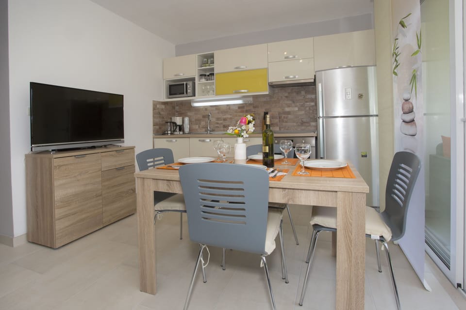 Fully equipped kitchen and dining area