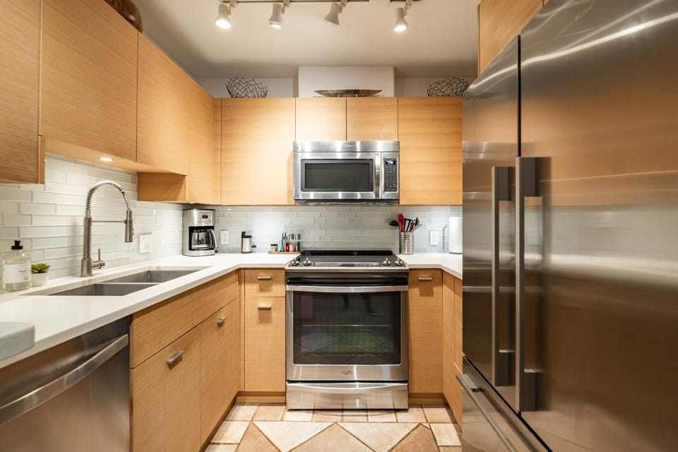 Full kitchen: Stainless steel appliances