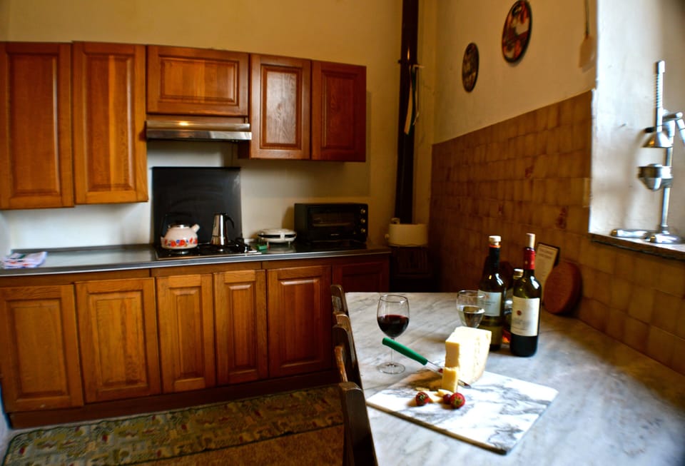 the kitchen has a cooker, oven/grill, microwave, dishwasher and fridge- freezer