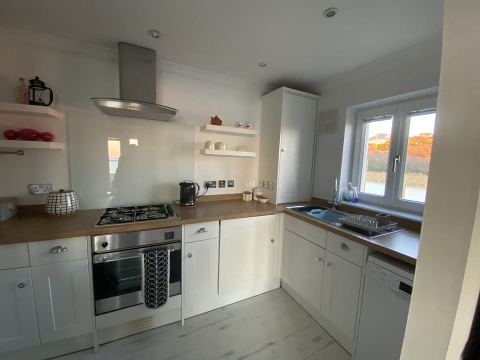 Well equipped kitchen, dishwasher, fridge freezer, washer, microwave
