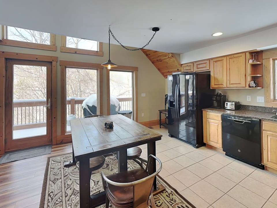 Dining & Kitchen