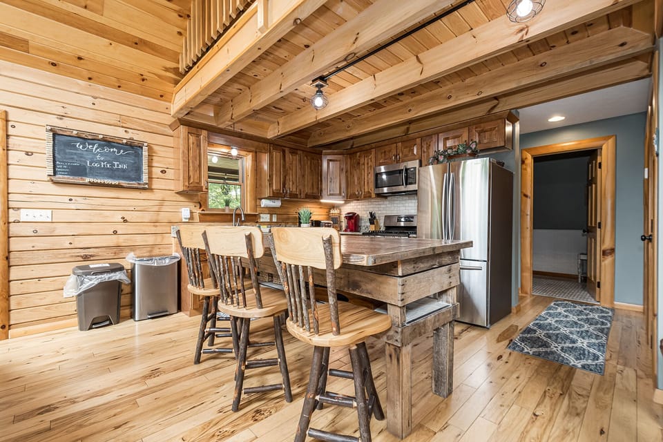 Kitchen w. Breakfast Bar