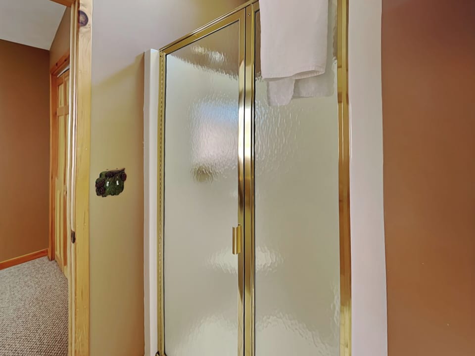 Upper Level Primary Ensuite Bathroom