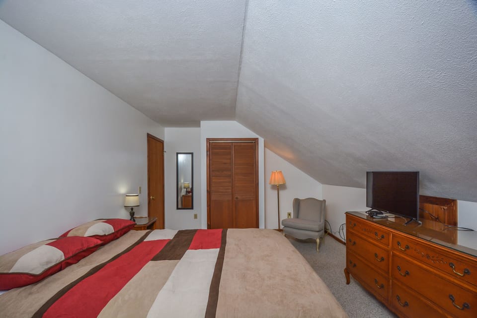 Upper Level Bedroom 1 - Queen Bed, TV