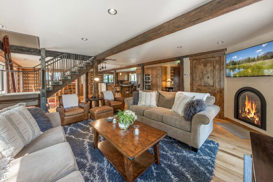 Livingroom with gas fireplace