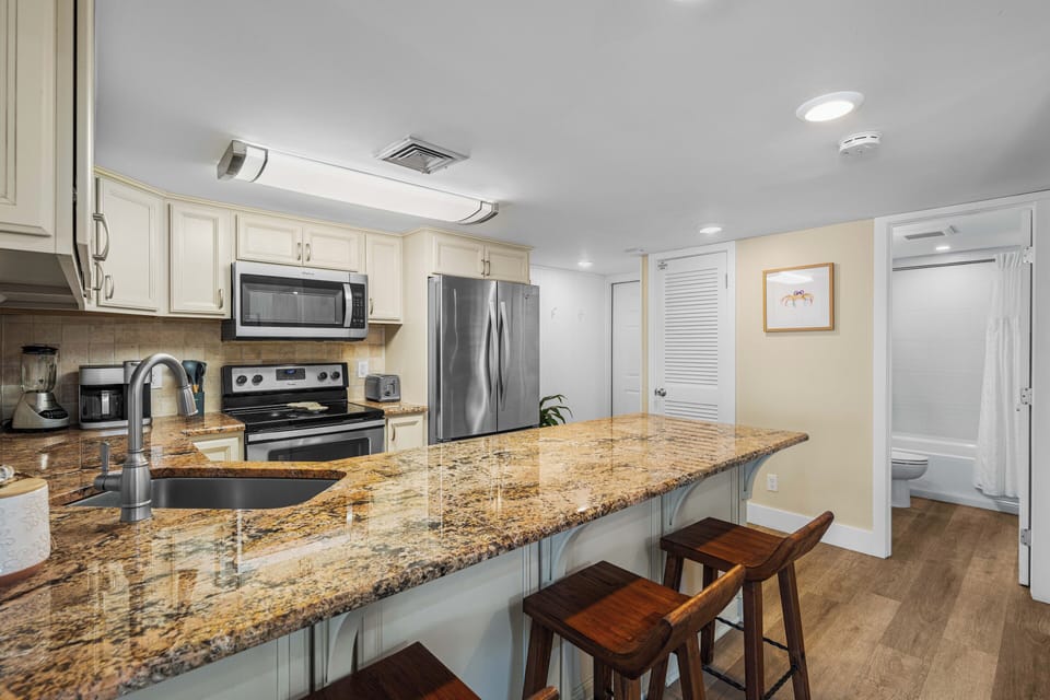 Kitchen / Breakfast Bar