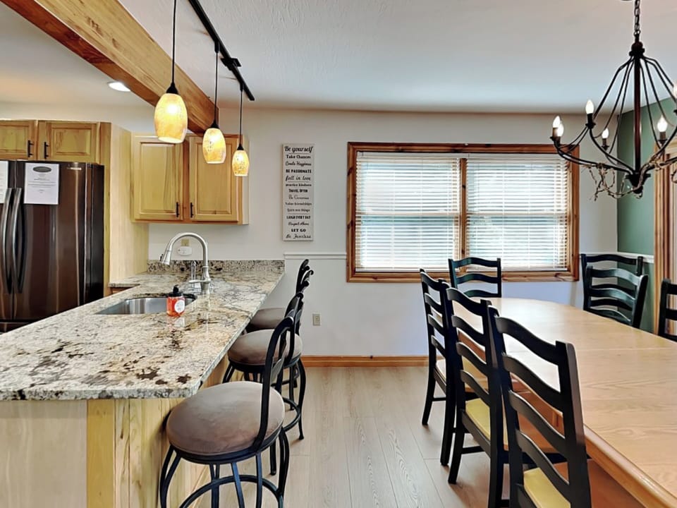Kitchen & Dining