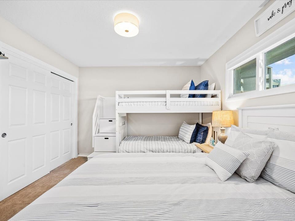 HSRC 207 Guest Bedroom with Queen Bed & Bunk Beds
