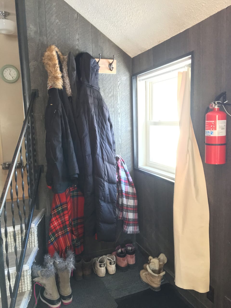 Hooks and mats for drying snow/ski gear and boots. 