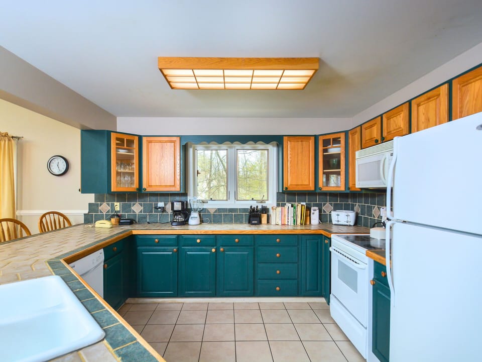Full Kitchen w/ Breakfast Bar