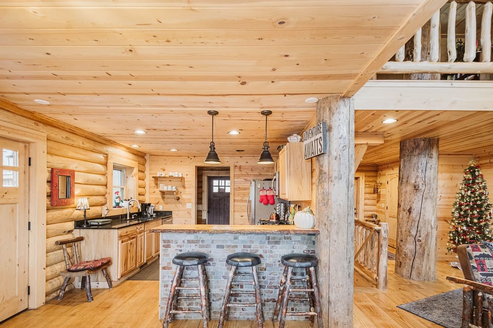 Kitchen w. Breakfast Bar
