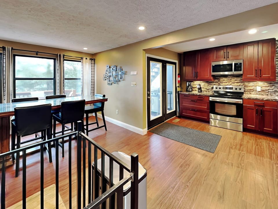 Kitchen & Dining