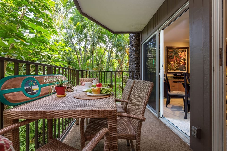 Private 2nd floor "tree top" lanai outdoor dining