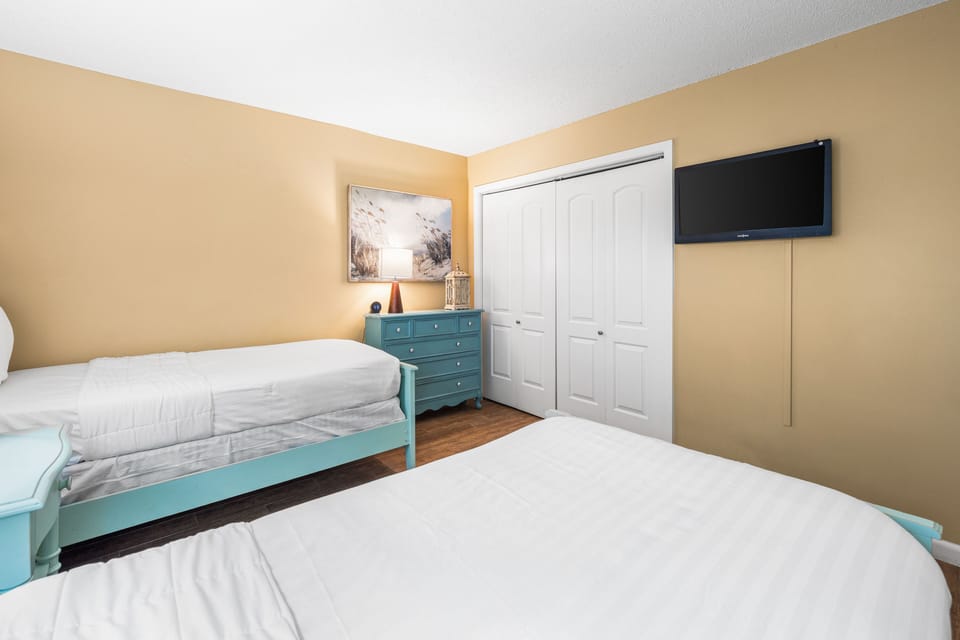 HSRC 119 GuestBedroom with Two Twin Beds & 32" TV
