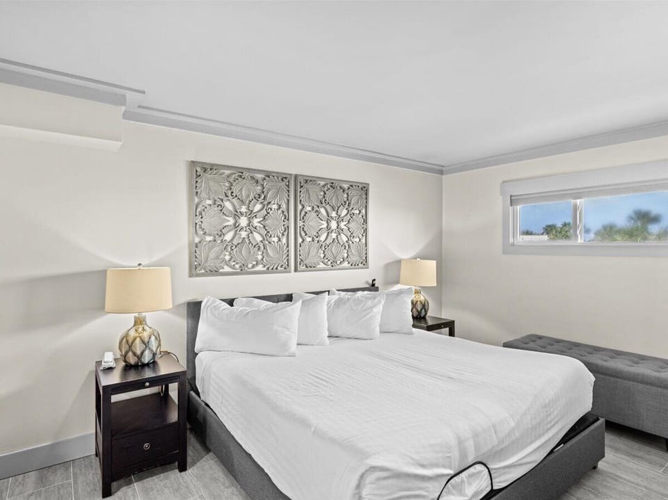 HSRC 120 Bedroom With King Bed