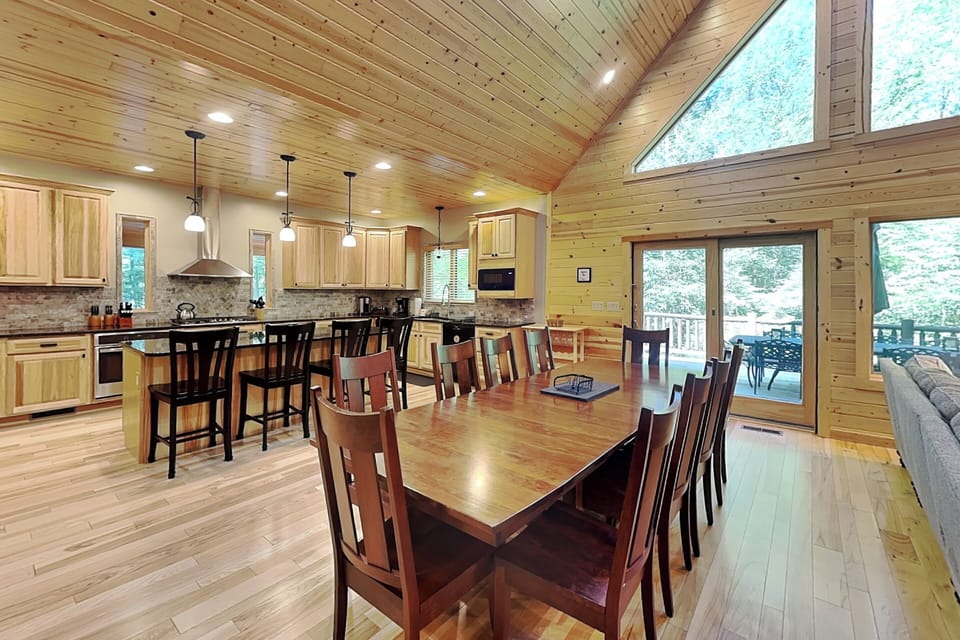 Dining Area w. Table for 10