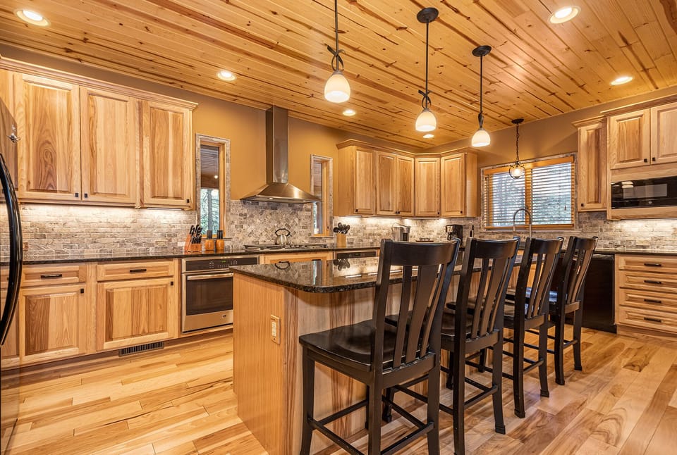 Full Kitchen w. Island + Barstool Seating