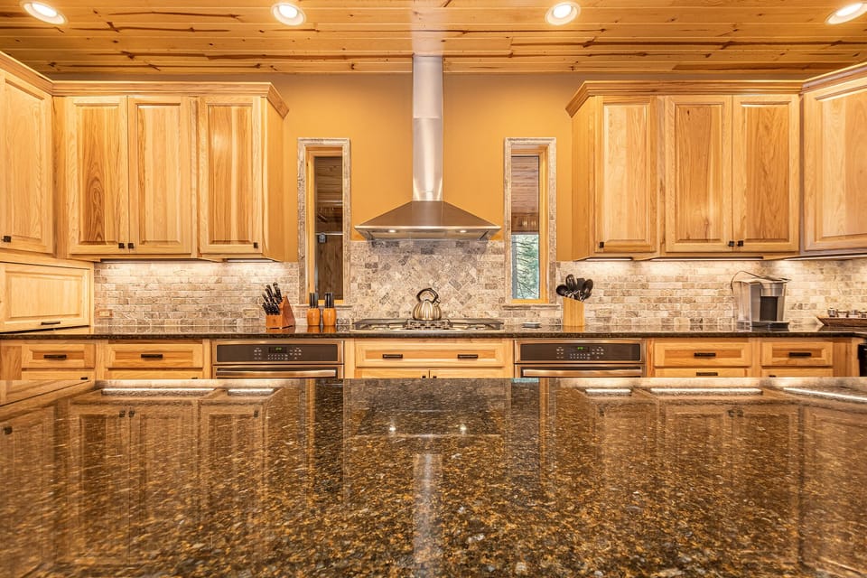 Full Kitchen w. Stainless Steel Appliances