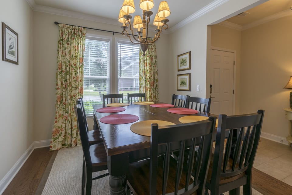 dining room - dining room to the right as you walk in