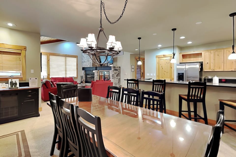 Flowing Floor Plan Brings Everyone Together!