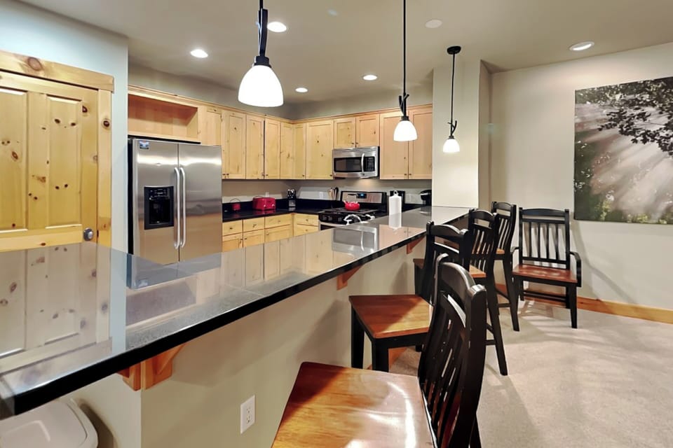Full Kitchen w. Breakfast Bar + Barstool Seating