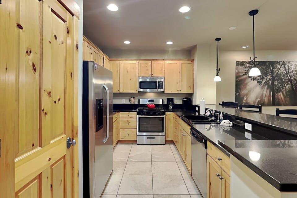 Full Kitchen w. Stainless Steel Appliances