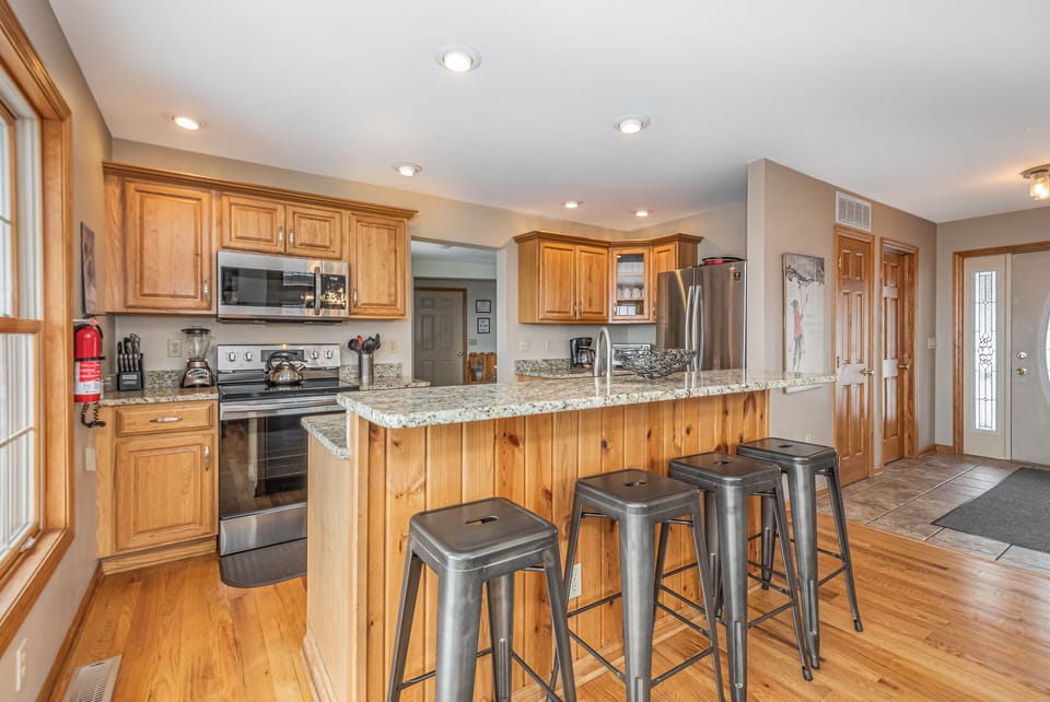 Full Kitchen - Breakfast Bar Seating 4