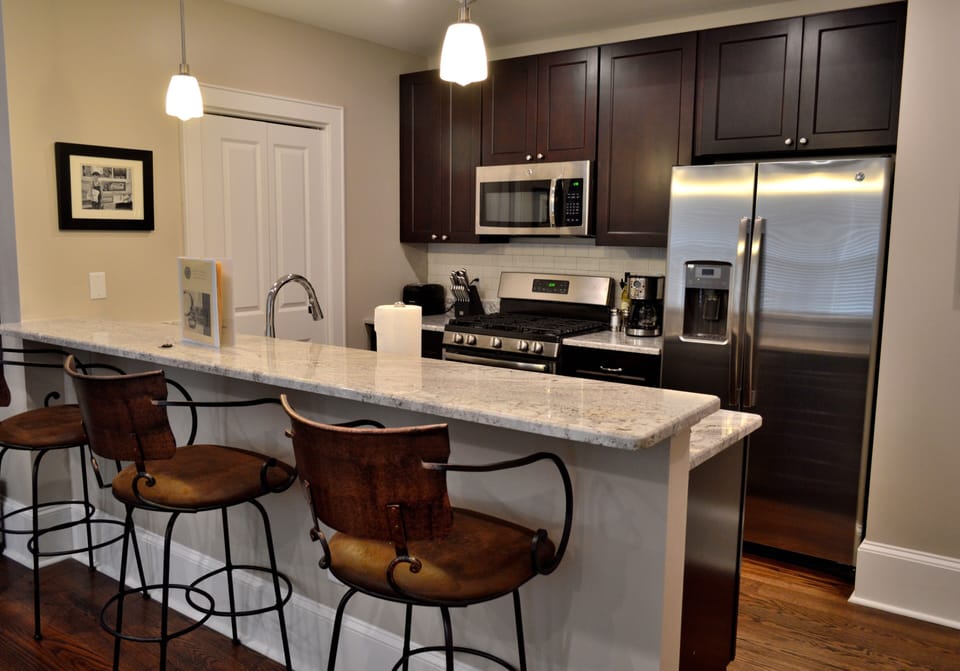 Breakfast bar off kitchen