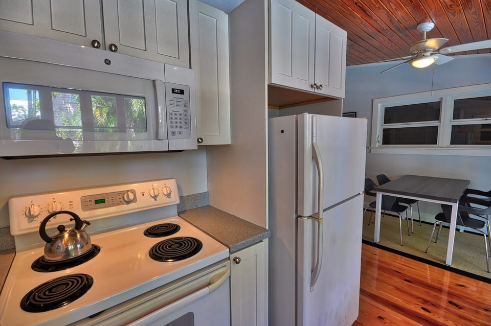 Kitchen Living Room Pete's Cottages Key West