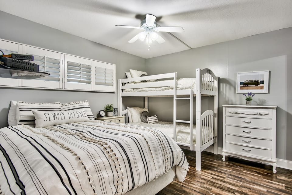 HSRC 211 Guest Bedroom - Full Bed & Bunk Bed