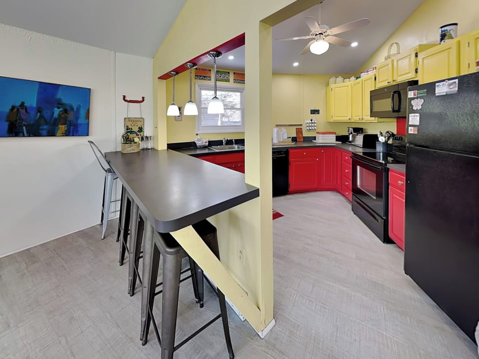 Full Kitchen w. Pass-Through Bar + Counter Seating