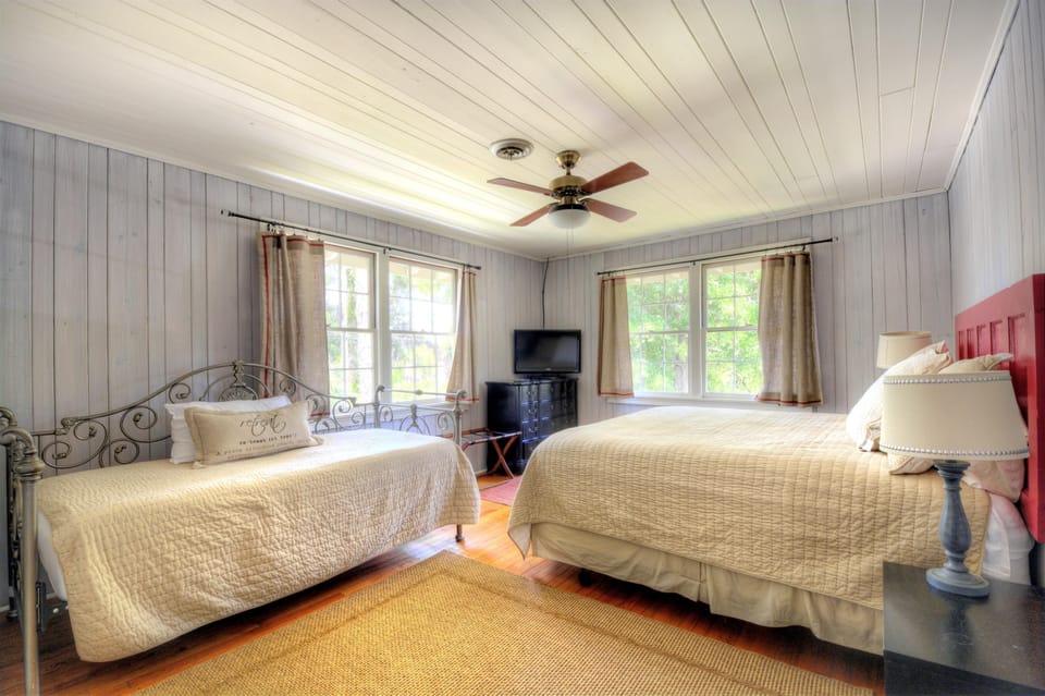 Upstairs Queen Bed And Twin Daybed Room - This upstairs bedroom pairs a queen bed with a twin daybed, giving mixed groups another flexible sleeping setup.