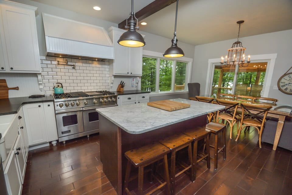 Full Kitchen - Breakfast Bar w/ Seating for 4