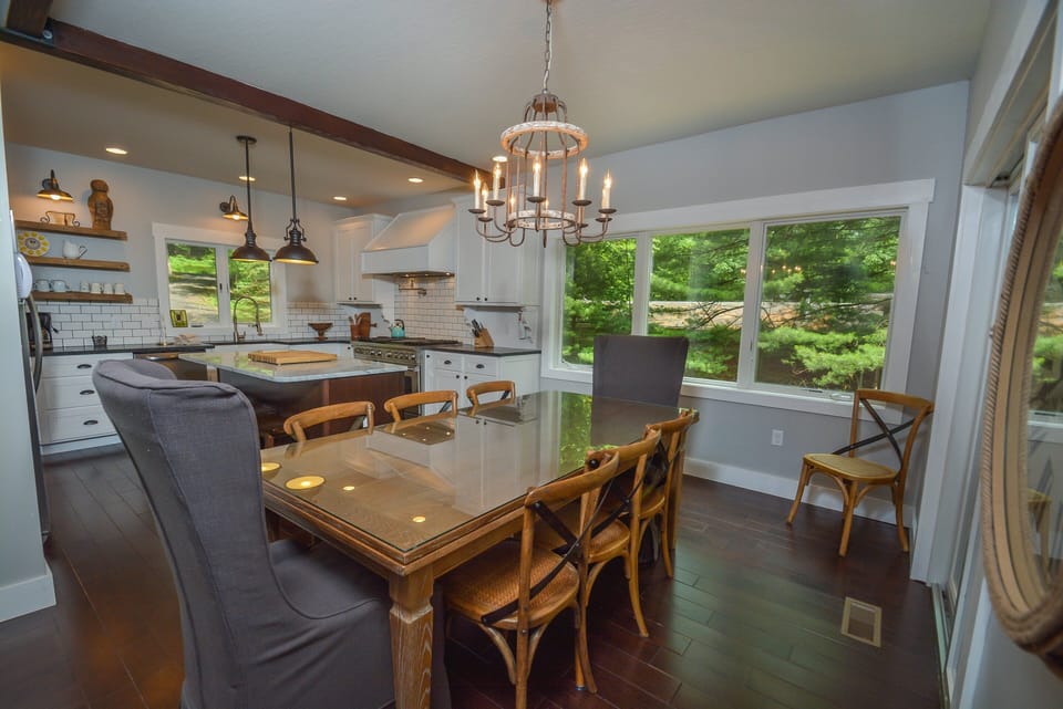 Dining Room w/ Seating for 8