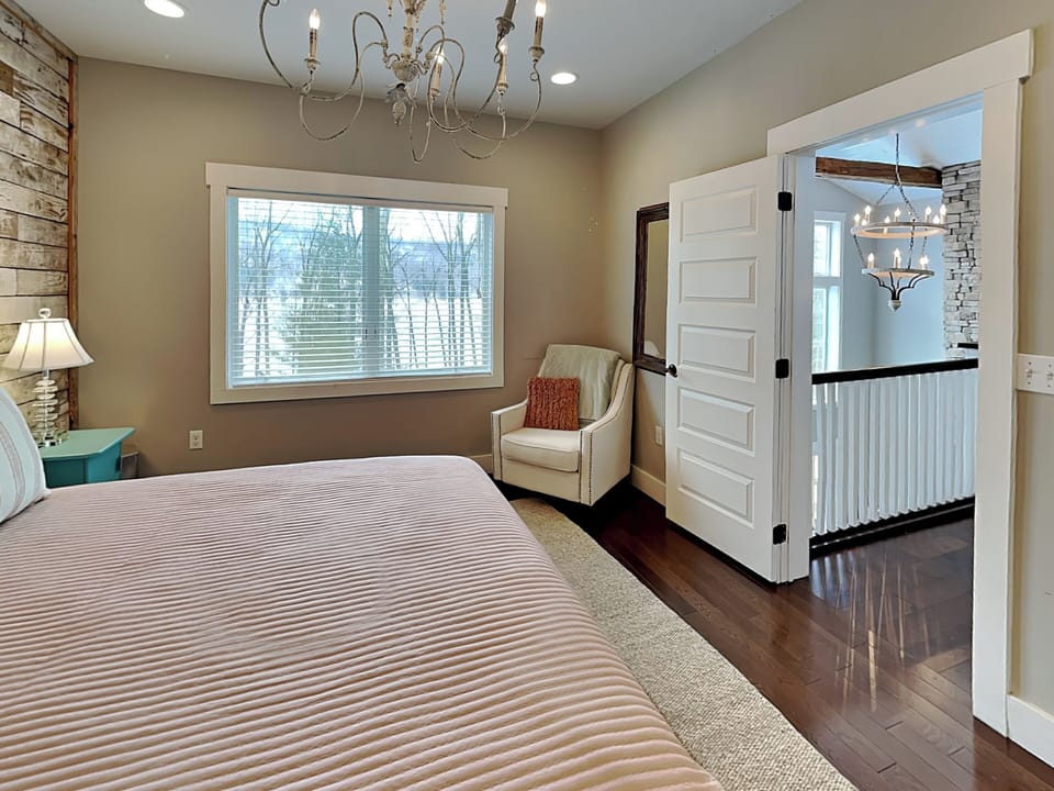 Upper Level Bedroom - King Bed