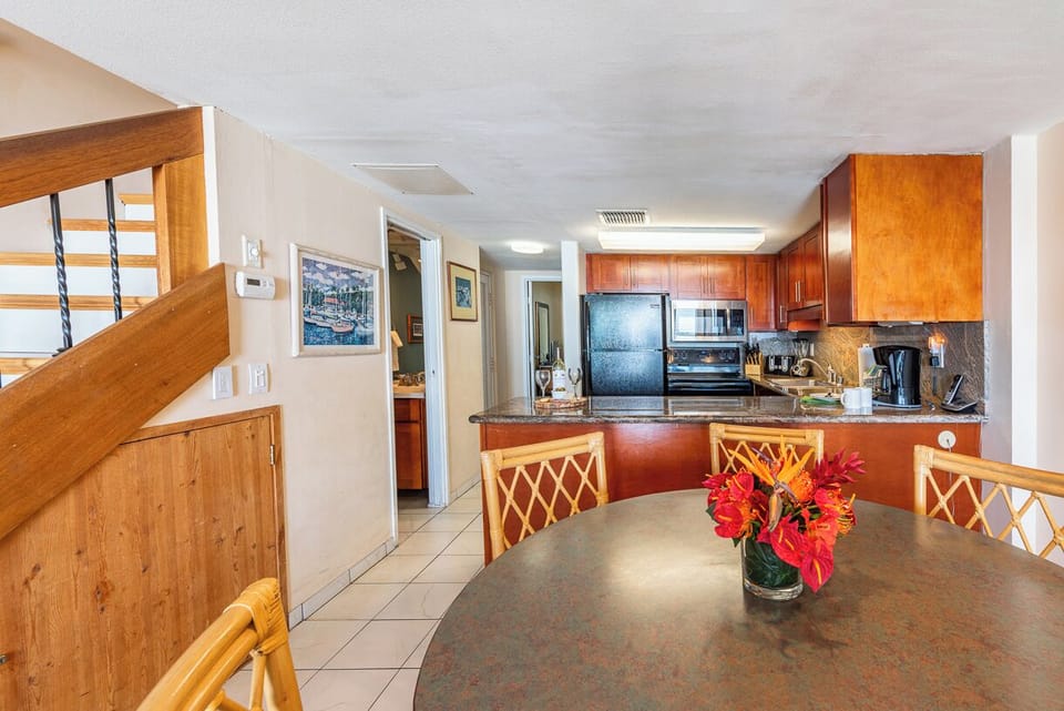 Full kitchen , large dining table