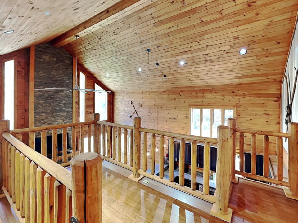 Upper Level Loft Area