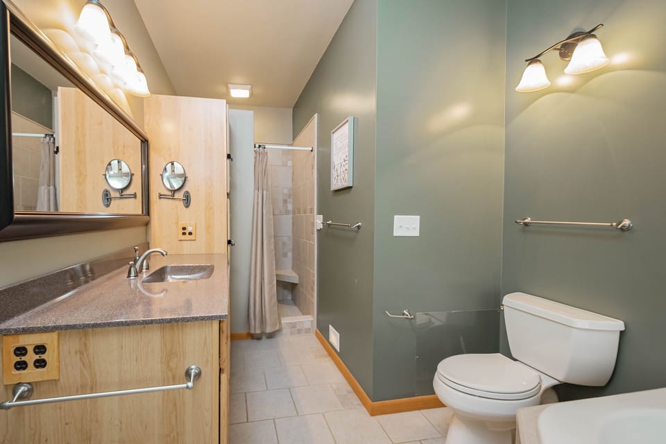 Upper Level Primary Bathroom