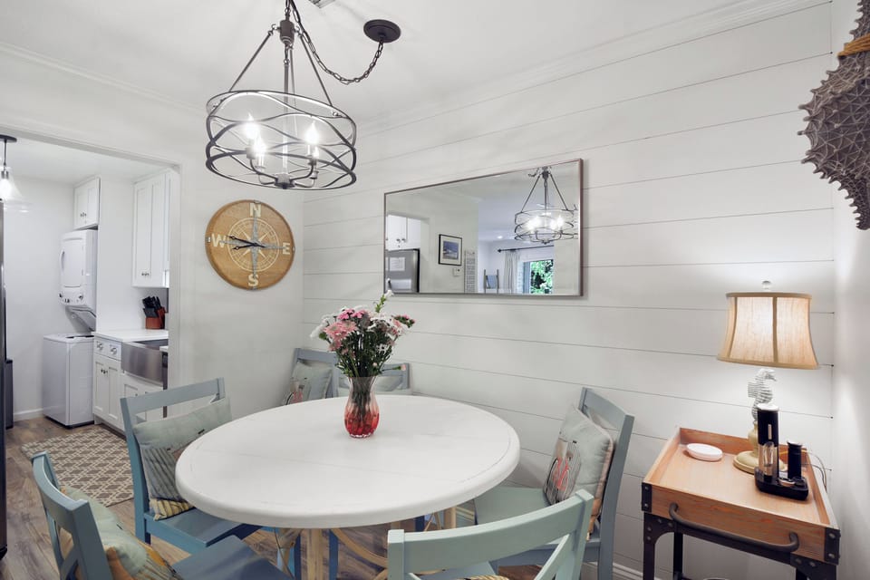 Dining Room – Ocean Walk J-11 - Coastal charm meets casual comfort at this intimate dining nook. Perfect for shrimp po’boys, card games, or slow breakfasts before your beach walk.