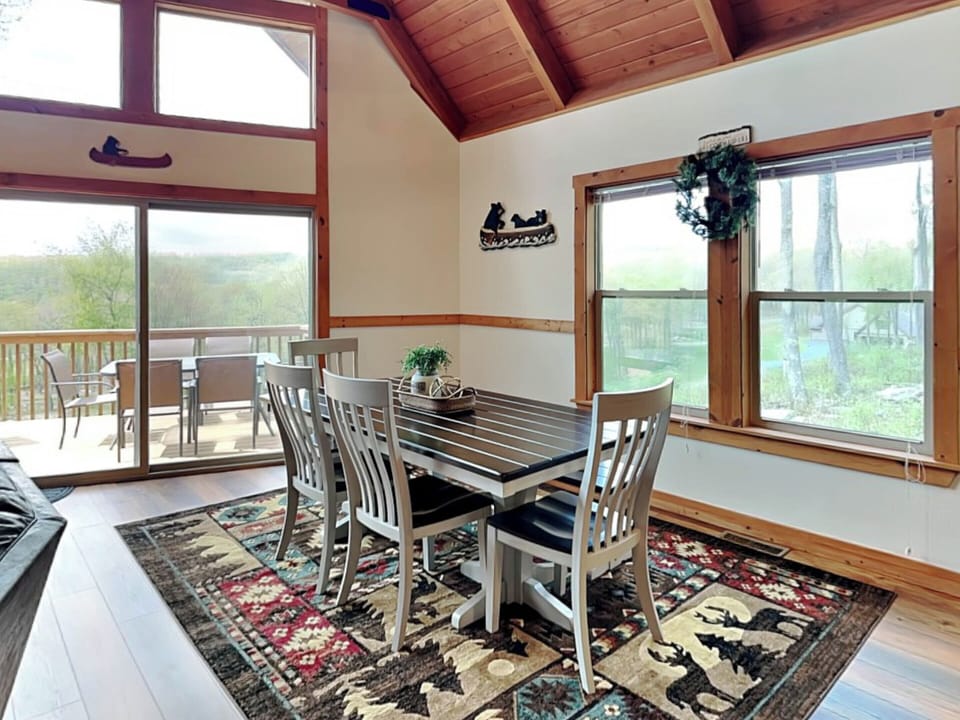 Dining Area w/ Seating for Six