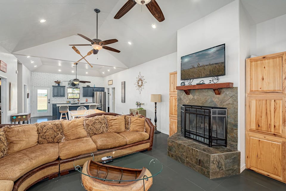 Open floor plan kitchen/living room