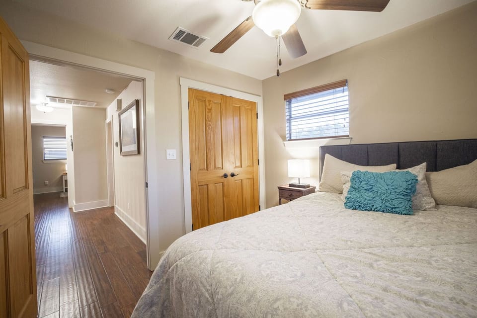 Upstairs queen bedroom 2, cont