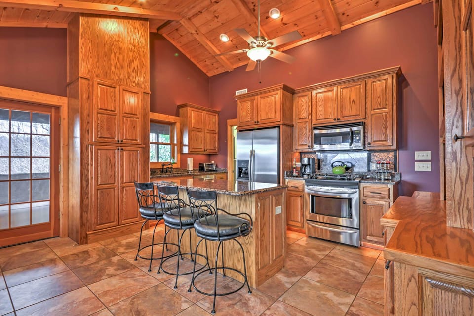 The chef of the group will love the fully equipped kitchen and kitchen bar area.