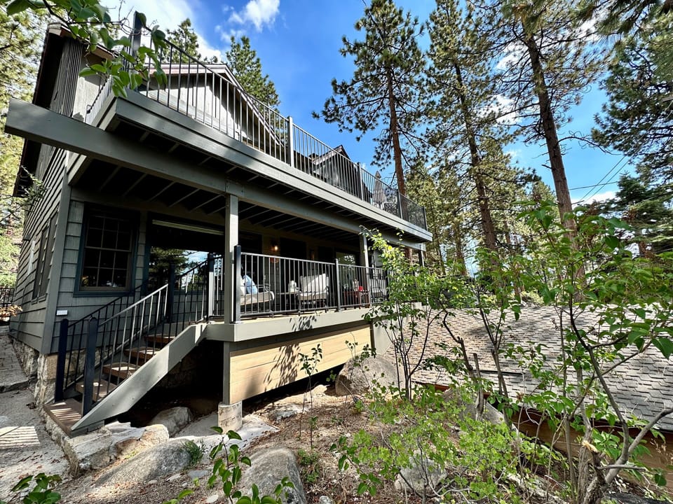 Cozy open deck on first and second level overlooking the lake - Cozy open deck on first and second level overlooking the lake