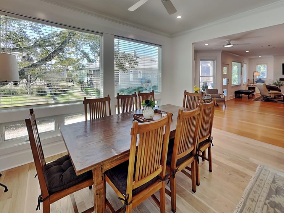 Dining Area w. Seating for 8
