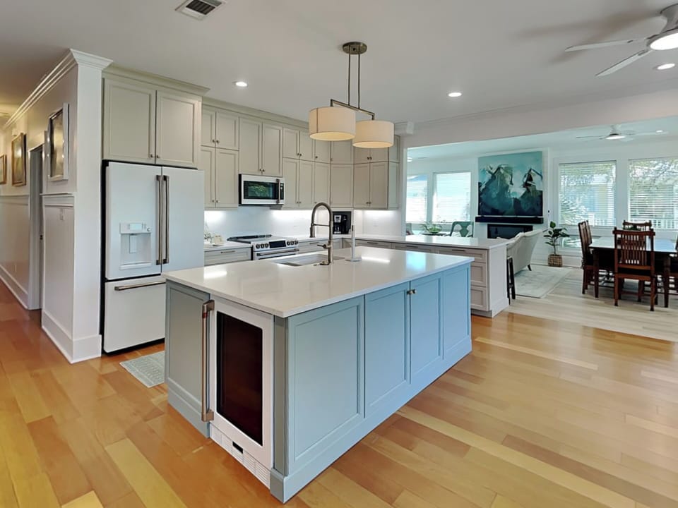 Full Kitchen w. Large Island + Wine Fridge
