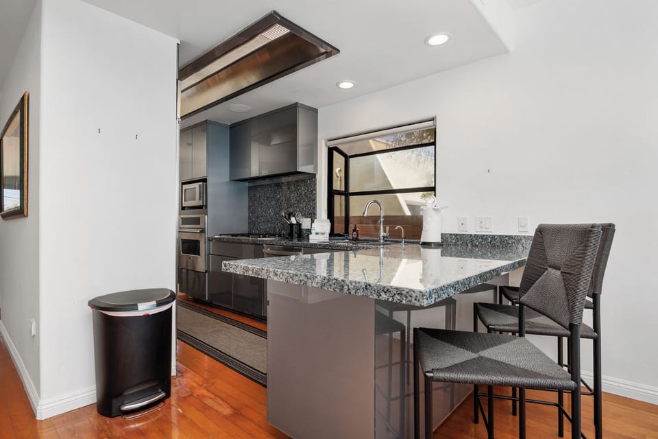 Kitchen and Breakfast Bar